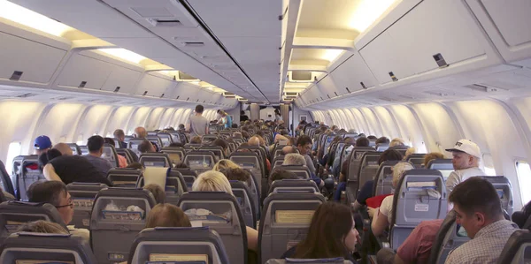 Yolcular yerlerini alıyor ve bir Boeing kabinde 767-300 uçak kalkış için hazır olun