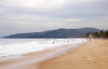 Bir görünümü Karon Beach sisli bir günde, Phuket, Tayland