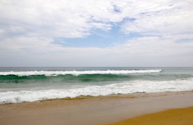 Bir görünümü Karon Beach sisli bir günde, Phuket, Tayland
