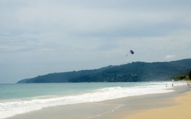 Bir görünümü Karon Beach sisli bir günde, Phuket, Tayland