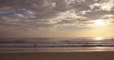 Karon Beach güzel gün batımı. Sörf sahile pound. Phuket, Tayland
