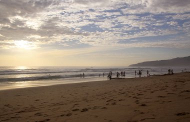 Karon Beach güzel gün batımı. Sörf sahile pound. Phuket, Tayland
