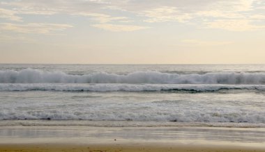 Karon Beach güzel gün batımı. Sörf sahile pound. Phuket, Tayland