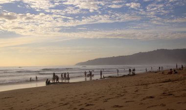 Karon Beach güzel gün batımı. Sörf sahile pound. Phuket, Tayland