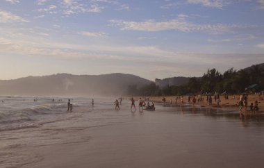 Karon Beach güzel gün batımı. Sörf sahile pound. Phuket, Tayland