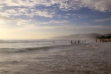 Karon Beach güzel gün batımı. Sörf sahile pound. Phuket, Tayland