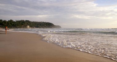 Karon Beach güzel gün batımı. Sörf sahile pound. Phuket, Tayland