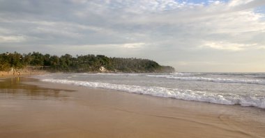 Karon Beach güzel gün batımı. Sörf sahile pound. Phuket, Tayland
