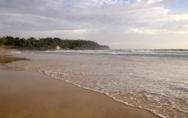 Karon Beach güzel gün batımı. Sörf sahile pound. Phuket, Tayland