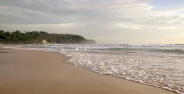 Karon Beach güzel gün batımı. Sörf sahile pound. Phuket, Tayland
