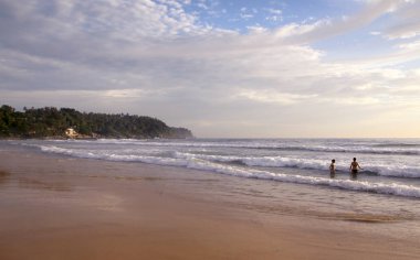 Karon Beach güzel gün batımı. Sörf sahile pound. Phuket, Tayland