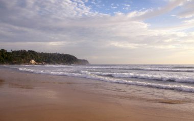 Karon Beach güzel gün batımı. Sörf sahile pound. Phuket, Tayland