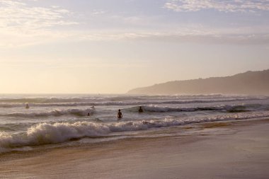 Karon Beach güzel gün batımı. Sörf sahile pound. Phuket, Tayland