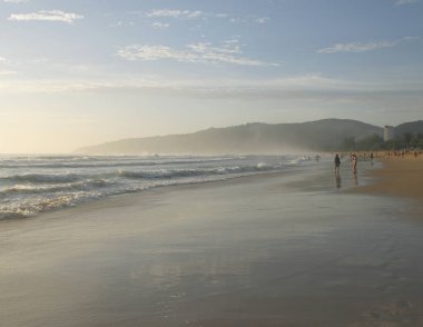 Karon Beach güzel gün batımı. Sörf sahile pound. Phuket, Tayland