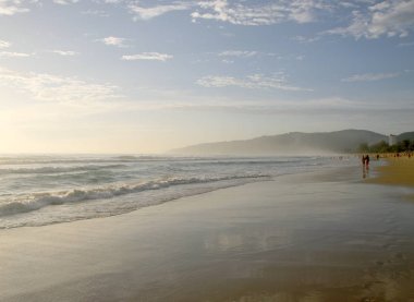 Karon Beach güzel gün batımı. Sörf sahile pound. Phuket, Tayland