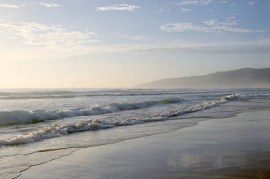 Karon Beach güzel gün batımı. Sörf sahile pound. Phuket, Tayland