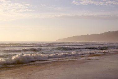 Karon Beach güzel gün batımı. Sörf sahile pound. Phuket, Tayland