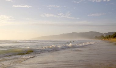 Karon Beach güzel gün batımı. Sörf sahile pound. Phuket, Tayland