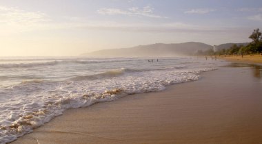 Karon Beach güzel gün batımı. Sörf sahile pound. Phuket, Tayland