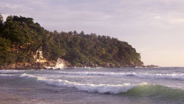 Karon Beach güzel gün batımı. Sörf sahile pound. Phuket, Tayland