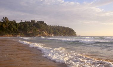 Karon Beach güzel gün batımı. Sörf sahile pound. Phuket, Tayland