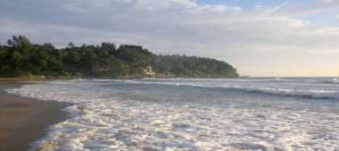 Karon Beach güzel gün batımı. Sörf sahile pound. Phuket, Tayland