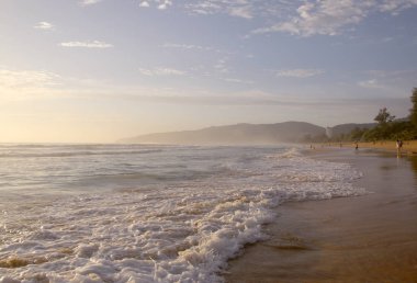 Karon Beach güzel gün batımı. Sörf sahile pound. Phuket, Tayland