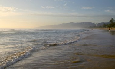 Karon Beach güzel gün batımı. Sörf sahile pound. Phuket, Tayland