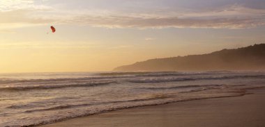 Karon Beach güzel gün batımı. Sörf sahile pound. Phuket, Tayland