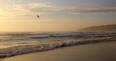 Karon Beach güzel gün batımı. Sörf sahile pound. Phuket, Tayland