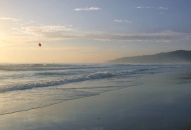 Karon Beach güzel gün batımı. Sörf sahile pound. Phuket, Tayland
