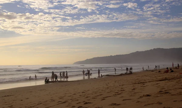 Karon Beach güzel gün batımı. Sörf sahile pound. Phuket, Tayland