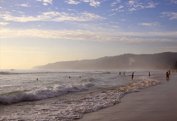 Karon Beach güzel gün batımı. Sörf sahile pound. Phuket, Tayland