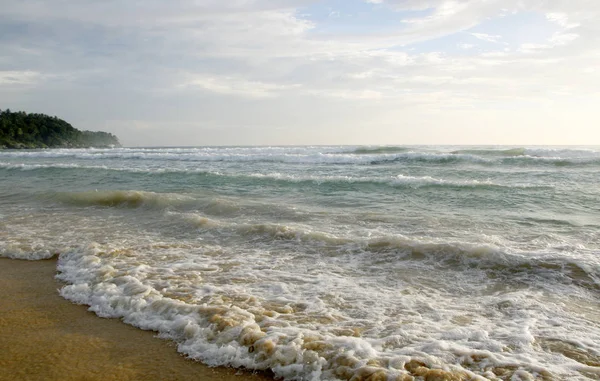 Karon Beach güzel gün batımı. Sörf sahile pound. Phuket, Tayland