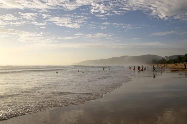 Karon Beach güzel gün batımı. Sörf sahile pound. Phuket, Tayland