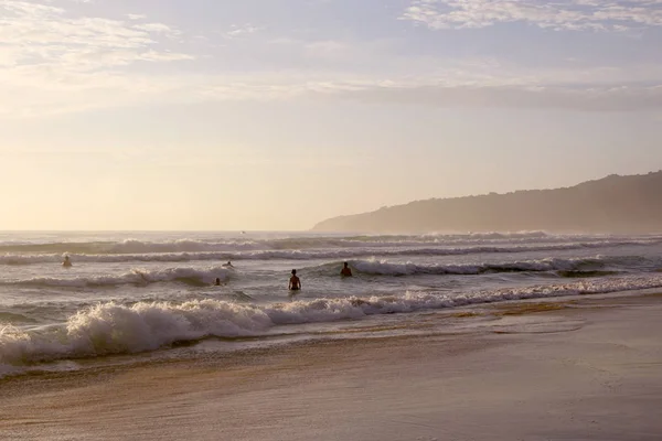 Bellissimo Tramonto Sulla Spiaggia Karon Surf Libra Riva Phuket Thailandia — Foto Stock