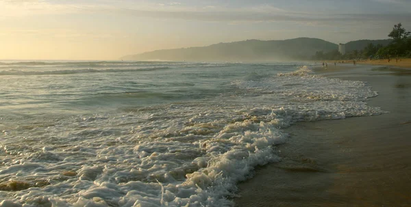 Karon Beach güzel gün batımı. Sörf sahile pound. Phuket, Tayland