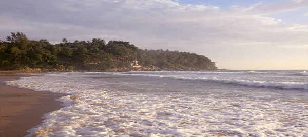 Karon Beach güzel gün batımı. Sörf sahile pound. Phuket, Tayland