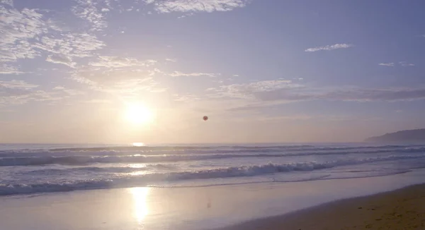 Belo Pôr Sol Praia Karon Surf Arrasa Costa Phuket Tailândia — Fotografia de Stock