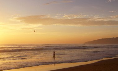 Karon Beach güzel gün batımı. Sörf sahile pound. Phuket, Tayland
