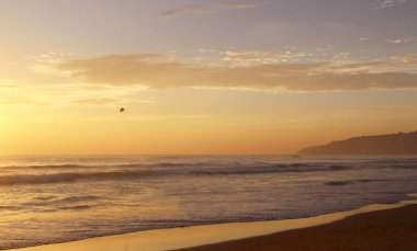Karon Beach güzel gün batımı. Sörf sahile pound. Phuket, Tayland