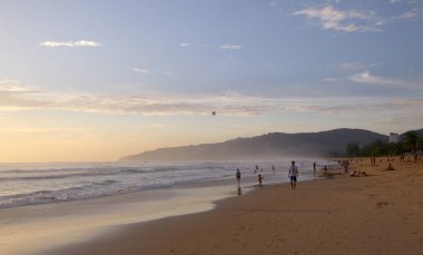 Karon Beach güzel gün batımı. Sörf sahile pound. Phuket, Tayland