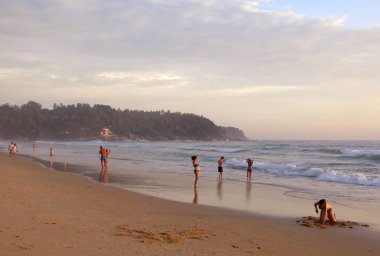 Karon Beach güzel gün batımı. Sörf sahile pound. Phuket, Tayland
