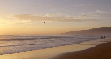 Karon Beach güzel gün batımı. Sörf sahile pound. Phuket, Tayland