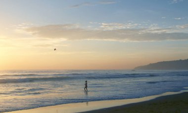 Karon Beach güzel gün batımı. Sörf sahile pound. Phuket, Tayland