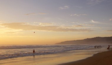 Karon Beach güzel gün batımı. Sörf sahile pound. Phuket, Tayland