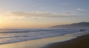 Karon Beach güzel gün batımı. Sörf sahile pound. Phuket, Tayland