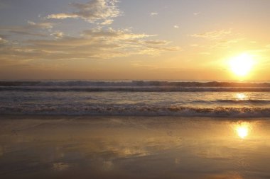 Karon Beach güzel gün batımı. Sörf sahile pound. Phuket, Tayland
