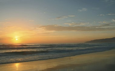 Karon Beach güzel gün batımı. Sörf sahile pound. Phuket, Tayland