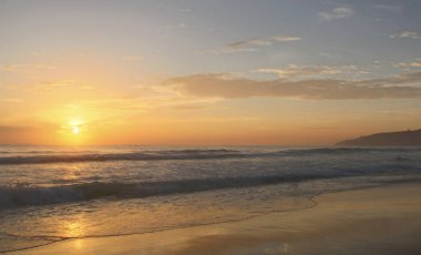 Karon Beach güzel gün batımı. Sörf sahile pound. Phuket, Tayland